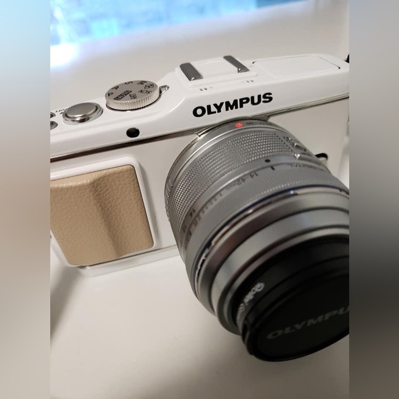 **Mint** Olympus Ep-3 with 14-42mm lens - Picture 3 of 6